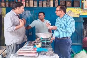 रामपुर : एसडीएम ने खाद्य विभाग की टीम के साथ दुकानों पर की छापामारी कार्रवाई, सरसों के तेल के नमूने लिए