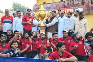 बाराबंकी : सीतापुर को हराकर गाजियाबाद में जीता टेनिस बॉल क्रिकेट टूर्नामेंट
