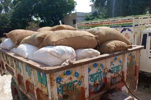 टैक्स वसूली : पुलिस ने ट्रैक्टर-ट्रॉली से 40 क्विंटल चावल पकड़ा