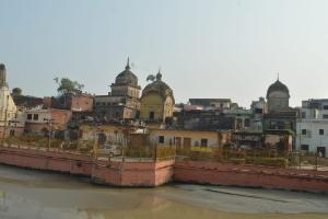 दीपोत्सव की तैयारियां : अबकी बार नही रंगे गए राम की पैड़ी के तट वाले मंदिर