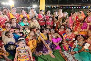 नवरात्रि महोत्सव : डांडिया व गरबा नृत्य के दौरान महिलाओं में दिखा उत्साह