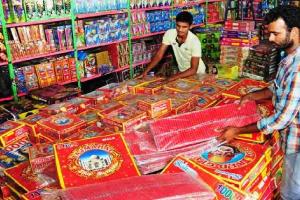 अयोध्या : शहर में दो जगहों पर सजी पटाखा दुकानें