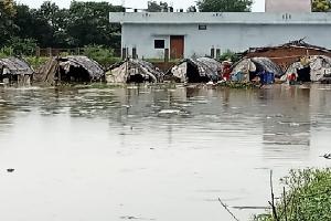 मूसलाधार बारिश : उफनाये नाले, घरों में घुसा पानी