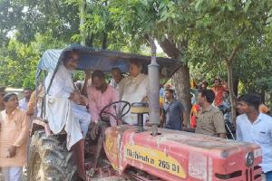 अयोध्या : ट्रैक्टर पर सवार होकर गन्ना मंत्री ने लिया बाढ़ क्षेत्र का जायजा