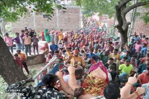 मूर्ति विर्सजन : बारिश के बीच मां दुर्गा की विदाई