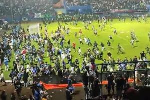 Video: Indonesia के स्टेडियम में फुटबॉल मैच के दौरान भड़की हिंसा, 174 लोगों की मौत