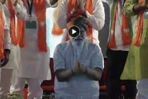 Video: देर से पहुंचे PM Modi, घुटनों के बल बैठकर मांगी माफी, कहा- ये प्यार ब्याज सहित लौटाऊंगा