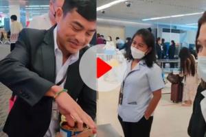 Video: विदेशी एयरपोर्ट पर भारतीय शख्स के बैग से निकला गुलाब जामुन, फिर अधिकारियों ने मौज कर दी