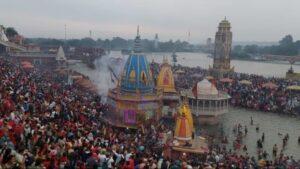 हरिद्वार: कार्तिक पूर्णिमा पर भारी संख्या में लोगों ने किया गंगा स्नान