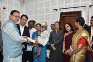 देहरादून: शहीद कांस्टेबल प्रदीप कुमार की पत्नी को सीएम ने दिया 50 लाख का चेक