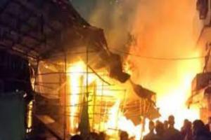 लखनऊ: फल मंडी में आग से हड़कंप, 20 दुकाने जलकर खाक