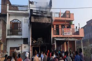 रायबरेली: कपड़े के शोरूम में लगी आग, करोड़ों का माल हुआ खाक