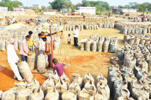 काशीपुर: तौल में गड़बड़ी को लेकर किसानों ने काटा हंगामा