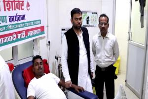 लखनऊ: मुलायम सिंह यादव की जयंती पर सपाइयों ने किया रक्तदान, मरीजों को बांटे फल 