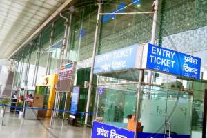 लखनऊ: एयरपोर्ट पर 4 घंटे लेट हुई फ्लाइट, यात्रियों ने फ्लाइंग स्टाफ को घेरा 