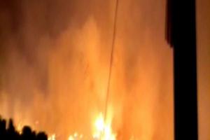 गौतमबुद्ध नगर: भीषण आग से कई झुग्गियां राख, काबू पाने में जुटे फायरमैन