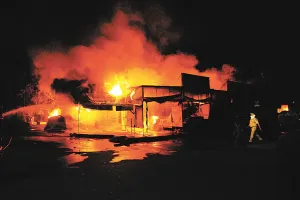 पिथौरागढ़: आग से राख हुईं 14 दुकानें...लाखों का नुकसान...टला बड़ा हादसा