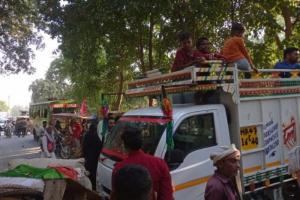 बरेली: शख्स की मौत से लोगों में आक्रोश, शव रखकर रोड किया चक्काजाम, पुलिस बल मौके पर पहुंचा