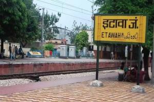 इटावा: रेलवे स्टेशन पर अनाउंसमेंट के जरिये डिंपल यादव का किया गया प्रचार  