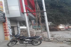 दबंगई: जहां हो रहा रोड का चौड़ीकरण वहीं लगा रहे खम्बा व ट्रांसफार्मर