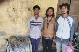 बरेली: बिजली के तार चोरी करने वाले तीन अभियुक्त चढ़े पुलिस के हत्थे, एक फरार 