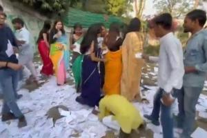 पटना विश्वविद्यालय छात्रसंघ चुनाव 2022: पप्पू की पार्टी के प्रत्याशियों ने जमीन में लेटकर लड़कियों के छुए पैर, वोट मांगने का अनोखा वीडियो वायरल 