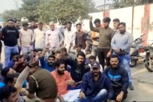Religion Conversion Kanpur : चकेरी थाने में बजरंगियों ने हनुमान चालीसा का किया पाठ, पुलिस पर लगाए गंभीर आरोप