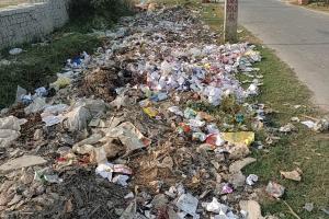 लखनऊ: ग्रामीण क्षेत्रों में गंदगी का अंबार, कूड़े के ढेर और गंदगी से बजबजाती नालियां बढ़ा रही संक्रमण