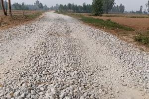शाहजहांपुर: पत्थर बने मुसीबत, शिलान्यास के बाद भी नहीं बन पाई सड़क