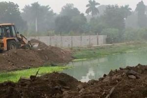 बरेली: अक्षर विहार तालाब किनारे घूमने को बनेगा पाथवे, मिट्टी डालने का कार्य शुरू
