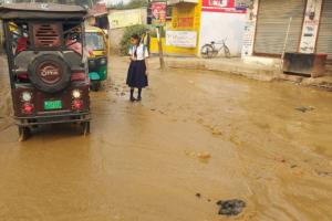 शाहजहांपुर: सीवर के लिए सड़क खोदते फूटी पाइप लाइन, पानी को तरसे लोग