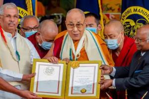 आध्यात्मिक गुरु दलाई लामा को किया गया गांधी मंडेला पुरस्कार से सम्मानित