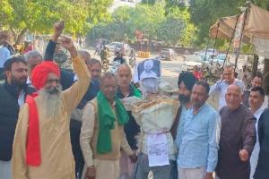 होशियारपुर: किसान संगठनों ने किया प्रदर्शन, मुख्यमंत्री का फूंका पुतला 
