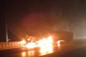 मुरादाबाद: शॉर्ट सर्किट से लगी ट्रक मे आग, जलकर हुआ राख, मची अफरा-तफरी
