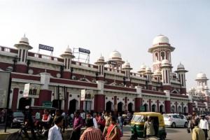 लखनऊ: पैसेंजर ट्रेन शुरू करने के लिए किसानों ने दिया धरना, स्टेशन मास्टर को सौंपा ज्ञापन