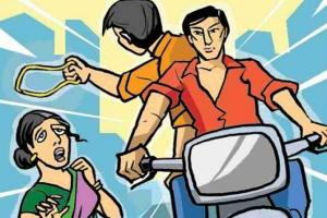 रामपुर : अधिशासी अभियंता की पत्नी के गले से चेन लूट ले गए बाइक सवार उचक्के, पुलिस को दी तहरीर