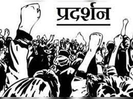 रुद्रपुर: पदोन्नति की मांग को लेकर बेसिक शिक्षकों ने दिया डीईओ कार्यालय पर धरना