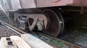 ब्रेकिंग –  काठगोदाम में शंटिंग के दौरान रेल इंजन पटरी से उतरा..