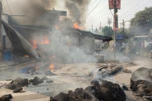 मुरादाबाद: ईदगाह रोड पर रजाई गद्दे भरने की दुकान में लगी आग