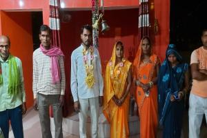 अयोध्या: पुलिस की पंचायत में प्रेम-प्रसंग रिश्ते में बदला, जोड़े ने रचाई शादी