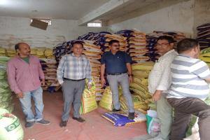 बहराइच: नकली खाद की पैकिंग कर किसानों को कर रहे बिक्री, गोदाम और दुकान सीज