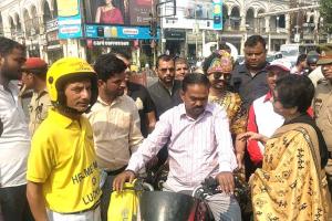 लखनऊ: महापौर ने पढ़ाया यातायात नियमों का पाठ, बिना हेलमेट वालों को दिलाई सुरक्षा की शपथ