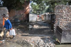 बरेली: जिला अस्पताल की दौड़ हिचकोलों से भरी, कर्मचारी आवास के पीछे की दीवार तोड़ी