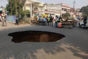 लखनऊ: राजधानी के विकास नगर में 25 फीट धंसी सड़क, पुलिस ने बैरिकेडिंग कर रोका आवागमन 