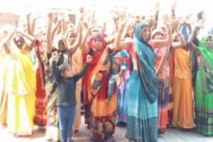 रायबरेली: महिलाओं को पीटकर गरीब का उजाड़ा आशियाना, ग्रामीणों का कलेक्ट्रेट में प्रदर्शन