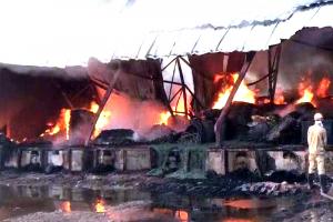 गाजियाबाद: मेट्रो स्टेशन के निकट खड़ी गाडियों में लगी आग