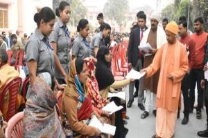 गोरखपुर: सीएम योगी ने जनता दर्शन में सुनी फरियाद, अधिकारियों को दिए ये निर्देश