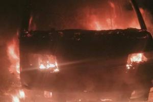 बाराबंकी: अज्ञात कारणों से मिनी बस में लगी आग, जलकर हुई राख