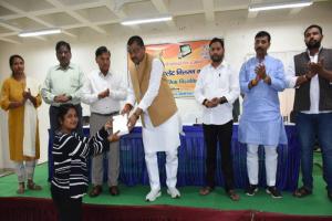 बांदा: मंत्री रामकेश निषाद ने कृषि विश्वविद्यालय के 126 छात्र-छात्राओं को वितरित किए टैबलेट