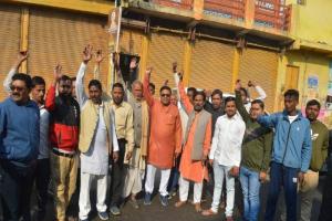 रामपथ चौड़ीकरण: वादाखिलाफी का आरोप लगाते हुए अयोध्या में व्यापारियों ने गिराए दुकानों के शटर